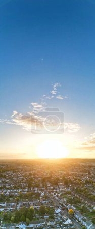 Téléchargez les photos : Vue Aérienne De Luton City, Angleterre, Royaume-Uni Au Coucher Du Soleil. Capturé le 27 octobre 2023 - en image libre de droit
