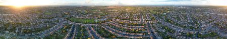 Foto de Vista aérea de la ciudad de Luton de Inglaterra, Reino Unido durante la puesta del sol. Capturado el 27 de octubre de 2023 - Imagen libre de derechos