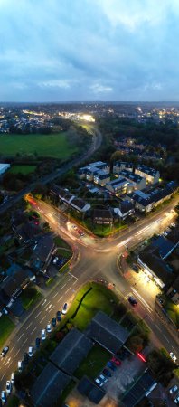 Téléchargez les photos : Vue Aérienne De La Ville Illuminée D'hamster Juste Après Le Coucher Du Soleil. Angleterre Le Royaume-Uni a été capturé avec la caméra du drone le 28 octobre 2023 - en image libre de droit