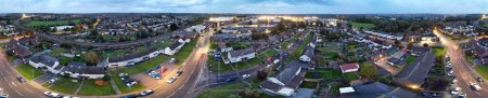 Téléchargez les photos : Vue Aérienne De La Ville Illuminée D'hamster Juste Après Le Coucher Du Soleil. Angleterre Le Royaume-Uni a été capturé avec la caméra du drone le 28 octobre 2023 - en image libre de droit