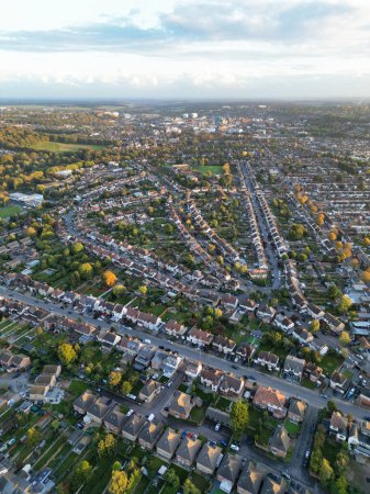 Téléchargez les photos : Vue Aérienne De Luton City, Angleterre, Royaume-Uni Au Coucher Du Soleil. Capturé le 26 octobre 2023 - en image libre de droit