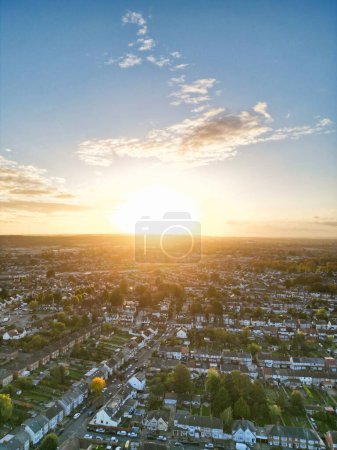 Foto de Vista aérea de la ciudad de Luton de Inglaterra, Reino Unido durante la puesta del sol. Capturado el 26 de octubre de 2023 - Imagen libre de derechos