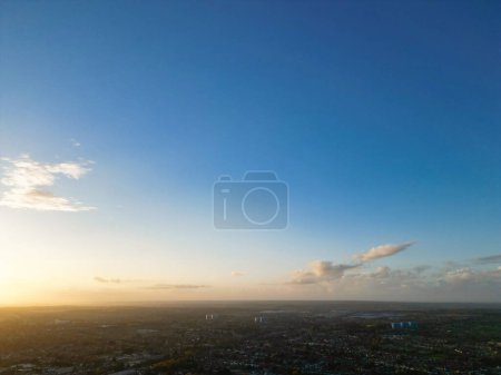 Foto de Vista aérea de la ciudad de Luton de Inglaterra, Reino Unido durante la puesta del sol. Capturado el 26 de octubre de 2023 - Imagen libre de derechos