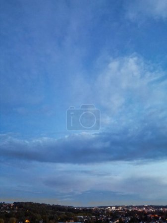 Foto de High Angle Residential District of Luton City During Sunrise Morning (en inglés). Luton, Inglaterra Reino Unido. Capturado el 28 de octubre de 2023 - Imagen libre de derechos