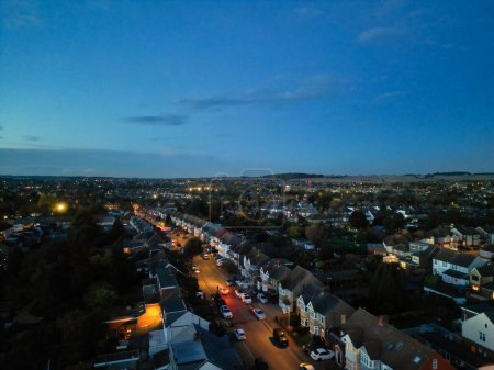 Téléchargez les photos : Quartier résidentiel à angle élevé de Luton City pendant la matinée du lever du soleil. Luton, Angleterre Royaume-Uni. Capturé le 28 octobre 2023 - en image libre de droit
