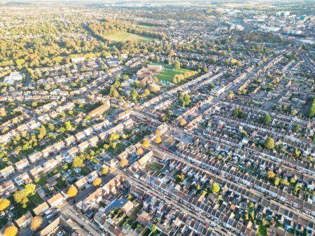 Foto de High Angle of Residential Real Estate en Luton City of England, Gran Bretaña. La imagen fue capturada con la cámara de Drone el 27 de octubre de 2023 - Imagen libre de derechos