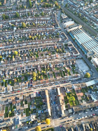 Téléchargez les photos : High Angle of Residential Real Estate at Luton City of England, Grande-Bretagne. L'image a été prise avec la caméra du drone le 27 octobre 2023 - en image libre de droit