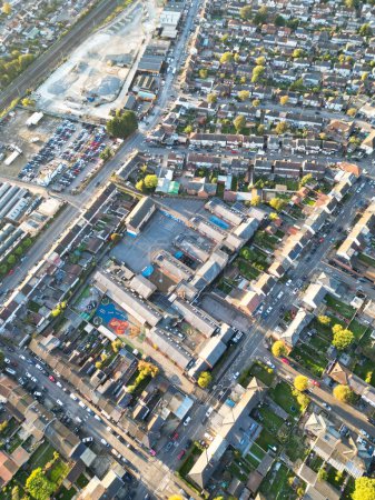 Foto de High Angle of Residential Real Estate en Luton City of England, Gran Bretaña. La imagen fue capturada con la cámara de Drone el 27 de octubre de 2023 - Imagen libre de derechos