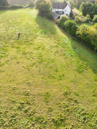 Foto de High Angle View of Countryside of Hjalá Town at England UK (en inglés). Imagen capturada el 28 de octubre de 2023 - Imagen libre de derechos