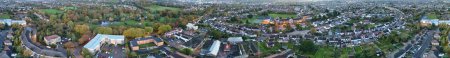 Téléchargez les photos : Vue panoramique de Luton Town of England Royaume-Uni. Image prise avec la caméra du drone le 22 octobre 2023 lors d'une belle journée ensoleillée partielle - en image libre de droit