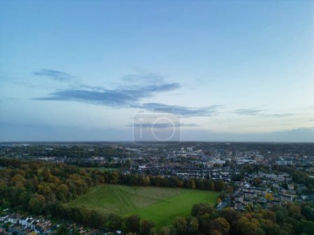 Foto de Vista aérea de la ciudad de Luton de Inglaterra, Reino Unido durante la puesta del sol. Capturado el 1 de noviembre de 2023 - Imagen libre de derechos