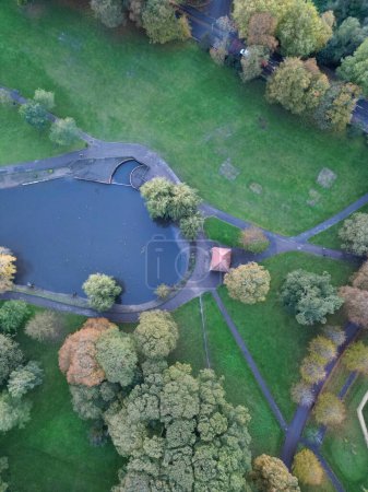 Foto de Vista en ángulo alto del Parque Público Wardown de Luton City, Inglaterra Reino Unido. Imagen capturada el 1 de noviembre de 2023 - Imagen libre de derechos