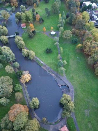 Foto de Vista en ángulo alto del Parque Público Wardown de Luton City, Inglaterra Reino Unido. Imagen capturada el 1 de noviembre de 2023 - Imagen libre de derechos