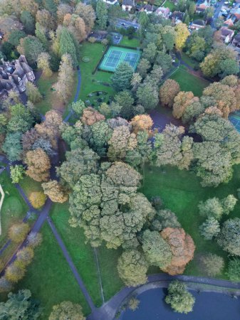 Téléchargez les photos : Vue en angle élevé du parc public Wardown de Luton City, Angleterre Royaume-Uni. Image prise le 1 novembre 2023 - en image libre de droit