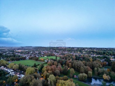 Téléchargez les photos : Vue Aérienne De Luton City, Angleterre, Royaume-Uni Au Coucher Du Soleil. Capturé le 1er novembre 2023 - en image libre de droit