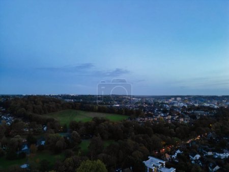 Foto de Vista aérea de la ciudad de Luton de Inglaterra, Reino Unido durante la puesta del sol. Capturado el 1 de noviembre de 2023 - Imagen libre de derechos