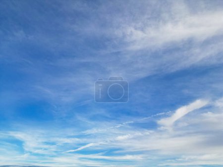 Foto de Cielo colorido dramático desde arriba de las nubes. Nubes de movimiento rápido durante el amanecer temprano en la mañana sobre la ciudad de Luton de Inglaterra Reino Unido - Imagen libre de derechos