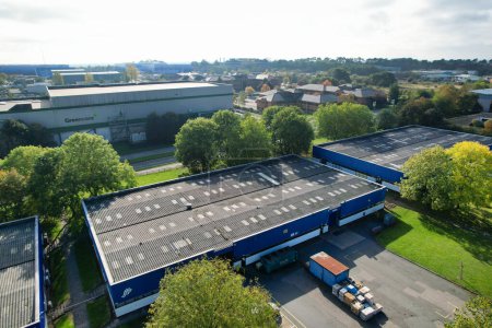 Foto de Vista aérea del polígono industrial en Northampton City of England Gran Bretaña Reino Unido. Capturado con la cámara de Drone el 25 de octubre de 2023 - Imagen libre de derechos