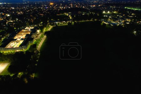 Foto de Vista aérea de la ciudad iluminada de Northampton de Inglaterra Gran Bretaña Reino Unido. Capturado con la cámara de Drone justo después del atardecer sobre City el 25 de octubre de 2023 - Imagen libre de derechos
