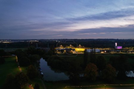 Foto de Vista aérea de la ciudad iluminada de Northampton de Inglaterra Gran Bretaña Reino Unido. Capturado con la cámara de Drone justo después del atardecer sobre City el 25 de octubre de 2023 - Imagen libre de derechos