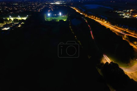 Téléchargez les photos : Vue Aérienne De Northampton City Illuminée D'angleterre Grande-Bretagne Royaume-Uni. Capturé avec la caméra du drone juste après le coucher du soleil sur la ville le 25 octobre 2023 - en image libre de droit