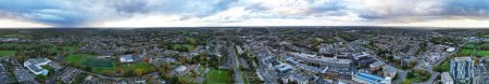 Foto de Vista aérea del centro de Hemel Hempstead Ciudad de Inglaterra Gran Bretaña, Reino Unido. La filmación en ángulo alto fue capturada el 5 de noviembre de 2023 durante la puesta del sol con vientos fuertes y fríos. - Imagen libre de derechos