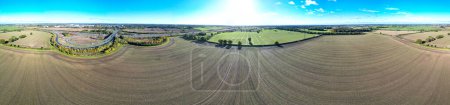 Foto de Vista aérea panorámica de gran angular del paisaje rural en Hemel Hempstead Town of England Gran Bretaña, Reino Unido. Capturado el 5 de noviembre de 2023 durante vientos fuertes y fríos. - Imagen libre de derechos