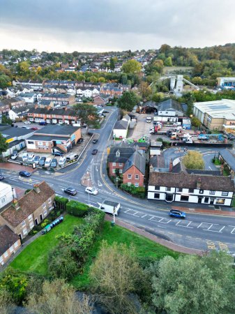 Foto de Vista aérea del centro de Hemel Hempstead Ciudad de Inglaterra Gran Bretaña, Reino Unido. La filmación en ángulo alto fue capturada el 5 de noviembre de 2023 durante la puesta del sol con vientos fuertes y fríos. - Imagen libre de derechos