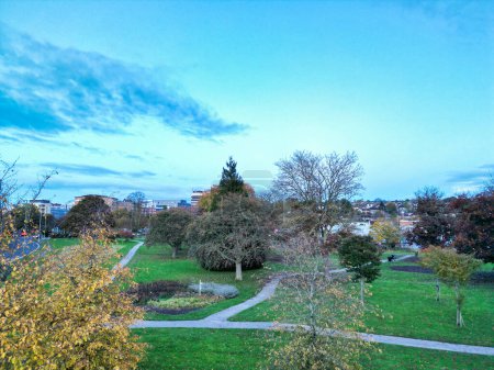 Téléchargez les photos : Vue Aérienne de Central Hemel Hempstead Town of England Grande-Bretagne, Royaume-Uni. La séquence à angle élevé a été prise le 5 novembre 2023 lors du coucher du soleil avec des vents forts et froids. - en image libre de droit