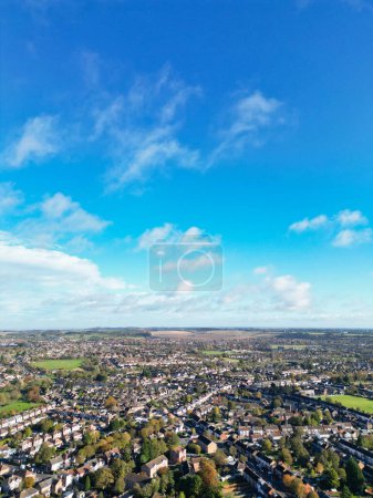 Téléchargez les photos : High Angle Belle séquence de North Luton Leagrave Town of England Royaume-Uni pendant la journée majoritairement ensoleillée. La séquence a été capturée avec la caméra du drone le 7 novembre 2023 - en image libre de droit