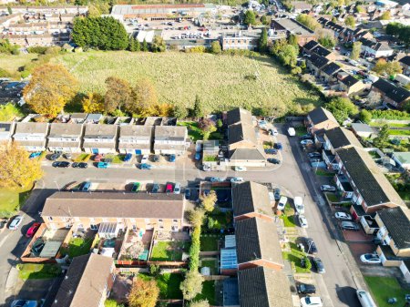 Téléchargez les photos : High Angle Belle séquence de North Luton Leagrave Town of England Royaume-Uni pendant la journée majoritairement ensoleillée. La séquence a été capturée avec la caméra du drone le 7 novembre 2023 - en image libre de droit