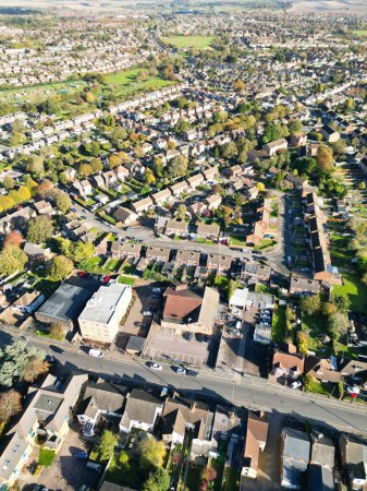 Foto de High Angle Beautiful Filmación de North Luton Leagrave Ciudad de Inglaterra Reino Unido Durante el soleado día. El metraje fue capturado con la cámara de Drone el 7 de noviembre de 2023 - Imagen libre de derechos