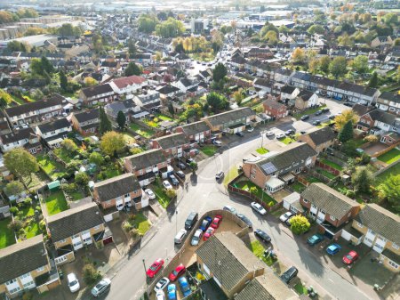Foto de High Angle Beautiful Filmación de North Luton Leagrave Ciudad de Inglaterra Reino Unido Durante el soleado día. El metraje fue capturado con la cámara de Drone el 7 de noviembre de 2023 - Imagen libre de derechos