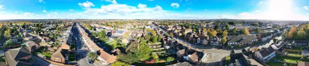Foto de Vista aérea panorámica de las casas del distrito residencial británico durante el hermoso atardecer sobre la ciudad de Luton de Inglaterra Gran Bretaña. Capturado con la cámara de Drone el 11 de noviembre de 2023 - Imagen libre de derechos