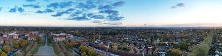 Téléchargez les photos : Belle vue panoramique à angle élevé de Letchworth Garden City of England Royaume-Uni pendant le coucher du soleil. La séquence capturée avec la caméra du drone le 11 novembre 2023 - en image libre de droit