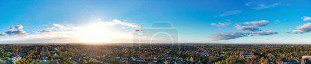 Foto de Hermosa vista panorámica de alto ángulo de Letchworth Garden City de Inglaterra Reino Unido durante la puesta del sol. El metraje capturado con la cámara del dron el 11 de noviembre de 2023 - Imagen libre de derechos