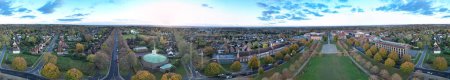 Foto de Hermosa vista panorámica de alto ángulo de Letchworth Garden City de Inglaterra Reino Unido durante la puesta del sol. El metraje capturado con la cámara del dron el 11 de noviembre de 2023 - Imagen libre de derechos