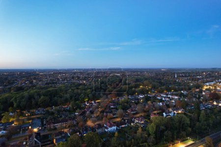 Foto de Vista aérea de la iluminada Letchworth Garden City of England UK After Sunset. El metraje capturado con la cámara de Drone el 11 de noviembre de 2023, justo después del atardecer - Imagen libre de derechos