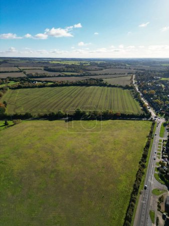 Foto de High Angle Footage of Countryside Landscape of Letchworth Garden City of England Reino Unido. El metraje capturado con la cámara del dron el 11 de noviembre de 2023 - Imagen libre de derechos