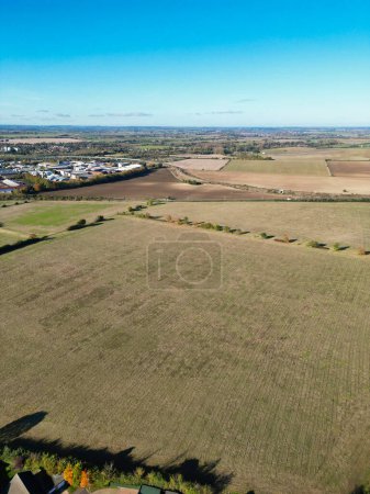 Foto de High Angle Footage of Countryside Landscape of Letchworth Garden City of England Reino Unido. El metraje capturado con la cámara del dron el 11 de noviembre de 2023 - Imagen libre de derechos