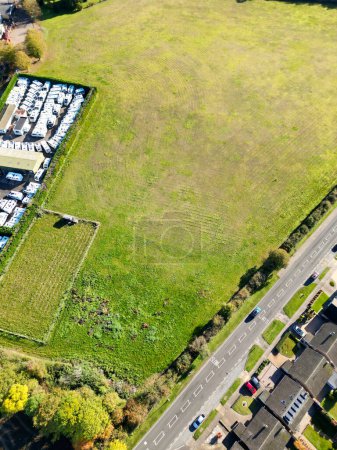 Téléchargez les photos : High Angle Footage of Countryside Landscape of Letchworth Garden City of England Royaume-Uni. La séquence capturée avec la caméra du drone le 11 novembre 2023 - en image libre de droit