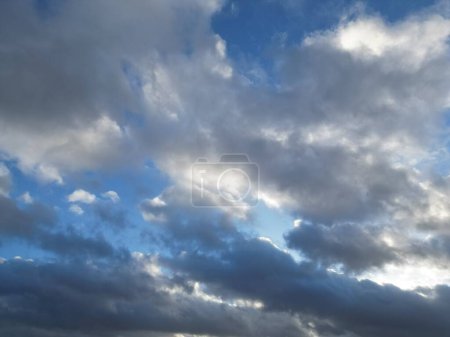 Foto de Imágenes de alto ángulo del cielo único y nubes sobre Inglaterra Reino Unido - Imagen libre de derechos