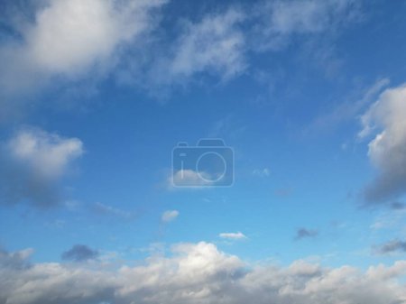 Foto de Imágenes de alto ángulo del cielo único y nubes sobre Inglaterra Reino Unido - Imagen libre de derechos