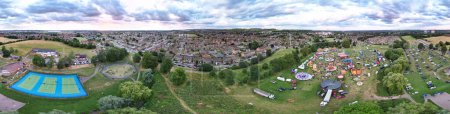 Téléchargez les photos : Vue panoramique à grand angle d'une foire foraine avec promenades pour le public local de Luton City en Angleterre Royaume-Uni. La fête foraine a eu lieu pendant les vacances pour célébrer la fête de l'Aïd de la communauté musulmane. 29 juin 2023 - en image libre de droit