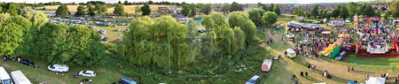 Téléchargez les photos : Vue panoramique à grand angle d'une foire foraine avec promenades pour le public local de Luton City en Angleterre Royaume-Uni. La fête foraine a eu lieu pendant les vacances pour célébrer la fête de l'Aïd de la communauté musulmane. 29 juin 2023 - en image libre de droit