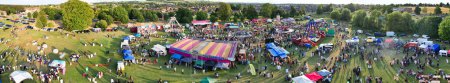 Foto de Vista panorámica de ángulo alto de una feria de atracciones con atracciones para el público local de Luton City of England UK. El Funfair se celebró durante las fiestas para celebrar el Festival Eid de la comunidad musulmana. 29 de junio de 2023 - Imagen libre de derechos