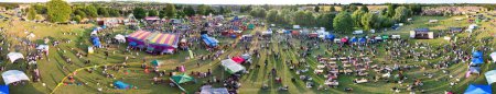 Foto de Vista panorámica de ángulo alto de una feria de atracciones con atracciones para el público local de Luton City of England UK. El Funfair se celebró durante las fiestas para celebrar el Festival Eid de la comunidad musulmana. 29 de junio de 2023 - Imagen libre de derechos