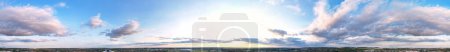 Téléchargez les photos : Vue panoramique à grand angle du ciel et des nuages uniques au coucher du soleil au-dessus de l'Angleterre Royaume-Uni - en image libre de droit