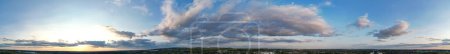 Foto de Vista panorámica de gran angular del cielo único y las nubes durante la puesta del sol sobre Inglaterra Reino Unido - Imagen libre de derechos