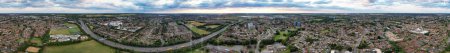 Foto de Vista panorámica ultra amplia de gran angular de la ciudad de Luton de Inglaterra Reino Unido. Imagen capturada con la cámara de Drone el 29 de junio de 2023 - Imagen libre de derechos